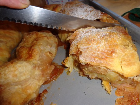 Sehr gerne backe ich mit unseren Gästen einen Apfelstrudel.